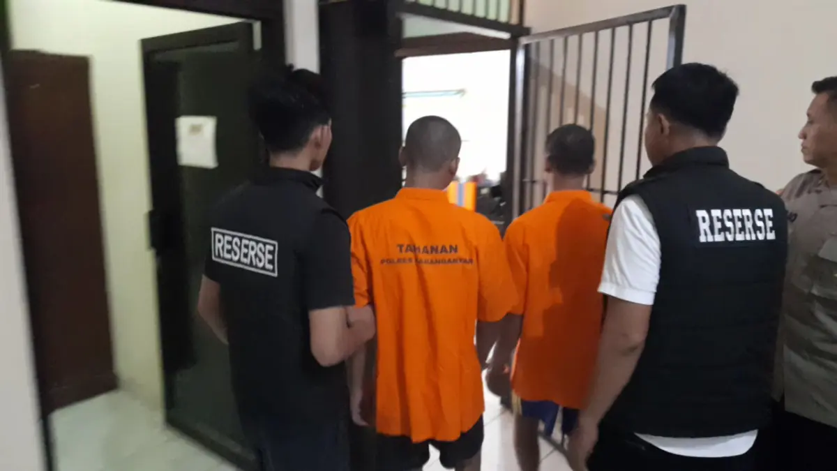 Dua oknum anggota Perguruan silat yang terlibat kekerasan di Karanganyar ditahan di mapolres setempat. Polisi masih memburu pelaku lainnya. (RUDI HARTONO/RADAR SOLO) 
