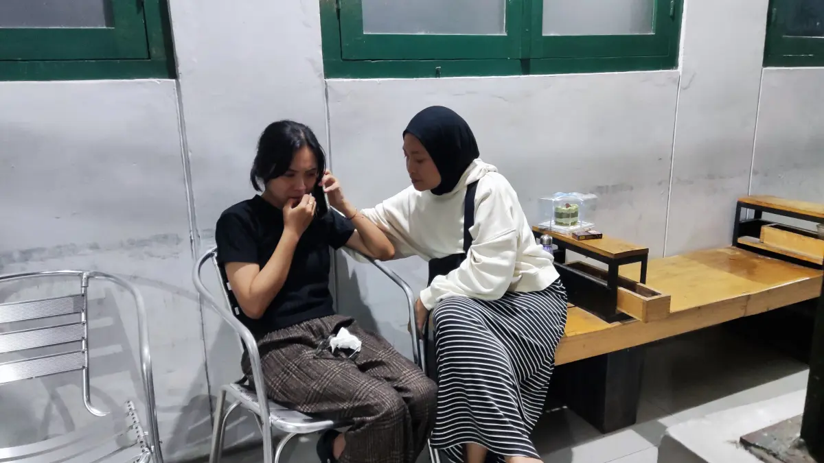 Korban penjambretan terjadi di kawasan depan Hetero Space Solo, Jumat (19/6/2026) malam terlihat masih syok. (Hernindya Jalu/Radar Solo) 