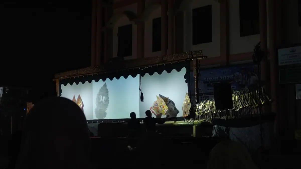 Pagelaran Wayang Kulit Multilayar Spektakuler bertajuk "Cinta di Tengah Anala" di SMAN 8 Solo, Jumat (19/6/2026) malam. (LUTFIANA/RADAR SOLO) 