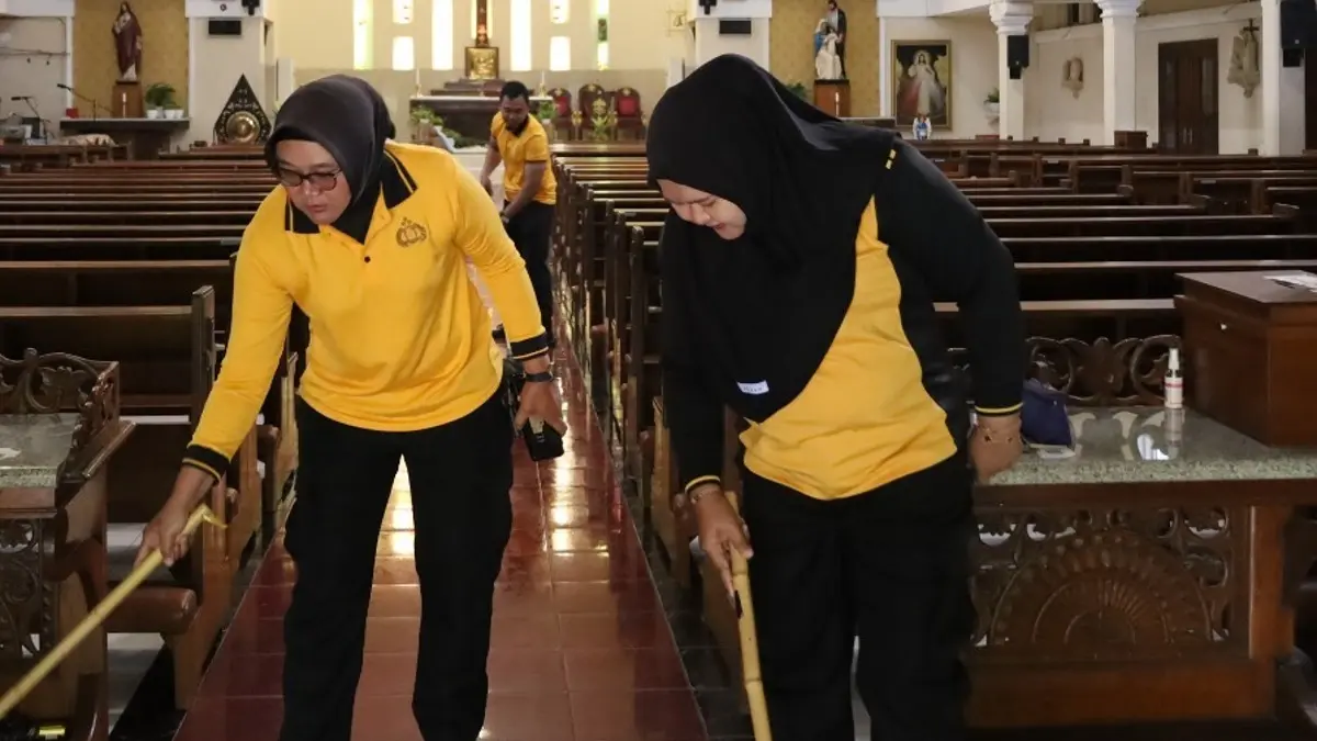 Personel Polresta Solo bergotong royong bersihkan rumah ibadah. (ISTIMEWA)