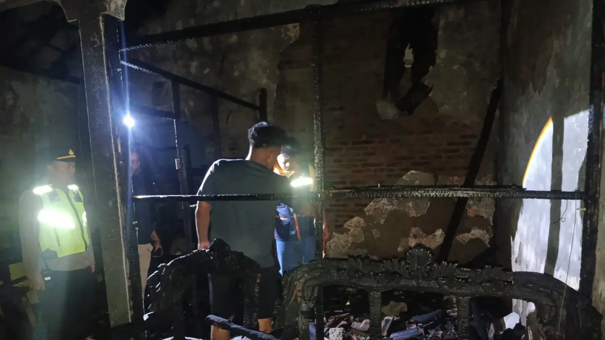 Sisa kebakaran rumah sekaligus toko sembaki di Dusun/Desa Kedungwaduk RT 024/002, Kecamatan Karangmalang, Sragen, Jumat (19/6) malam. (ISTIMEWA) 