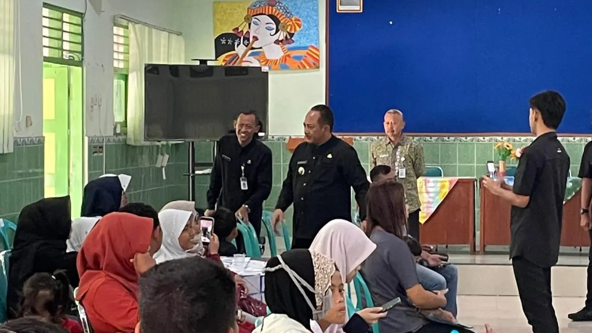 Bupati Karanganyar Rober Christanto mengecek SPMB di Tasikmadu. (Rudi Hartono/Radar Solo)