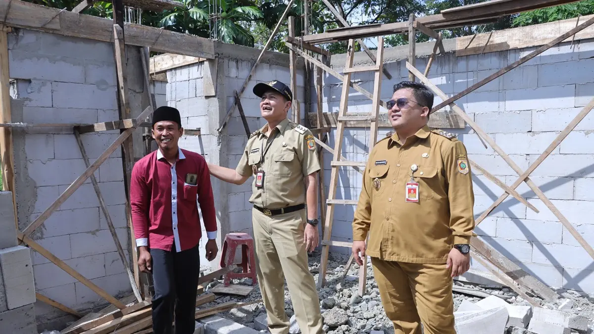 Bupati Wonogiri Setyo Sukarno (tengah) didampingi Wakil Bupati Wonogiri Imron Rizkyarno (kanan) cek perbaikan RTLH. (DOK.PROKOPIM SETDA WONOGIRI) 