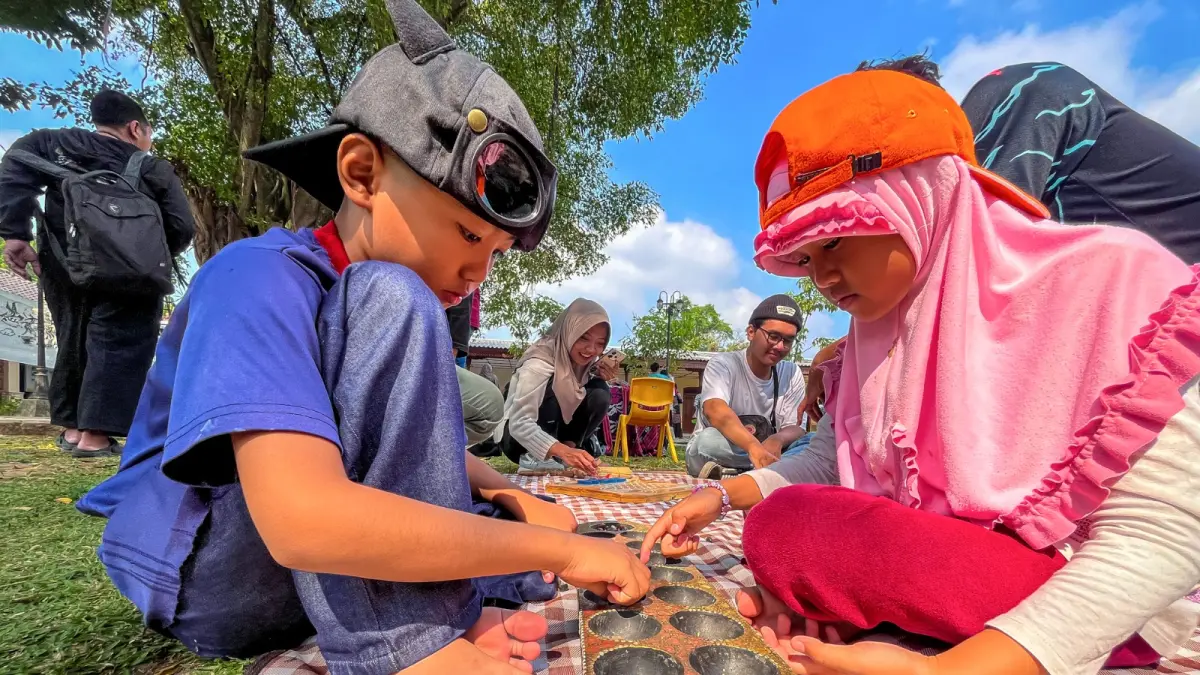 CERIA: Anak-anak terlihat asyik bermain mainan tradisional dalam Festival Dolanan Bocah. (M. IHSAN/RADAR SOLO)