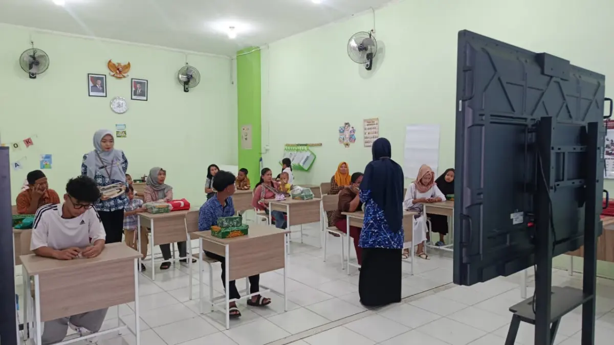 DAPAT PENDERAHAN: Wali murid Sekolah Rakyat Dasar (SRD) 02 Solo mengambil rapot siswa. (ALFIDA NURCHOLISAH/RADAR SOLO)
