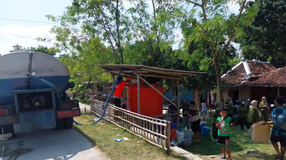 Dropping air bersih dari BPBD Sragen di wilayah utara Sungai Bengawan Solo, belum lama ini. (Ahmad Khairudin/Radar Solo)