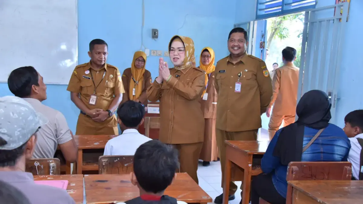 Ilustrasi Bupati Sukoharjo Etik Suryani bersama Kepala Disdikbud Havid Danang Purnomo Widodo pantau SPMB, belum lama ini. (IWAN KAWUL/RADAR SOLO)
