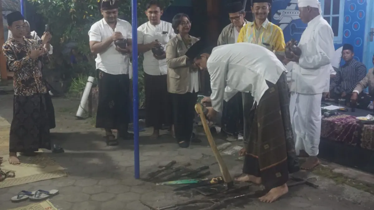 Jamasan alat pertanian dalam acara Umbul Donga Lintas Iman di halaman Kantor Desa Prawatan, Kecamatan Jogonalan, Klaten, Sabtu (20/6/2026). (Angga Purenda/Radar Solo)