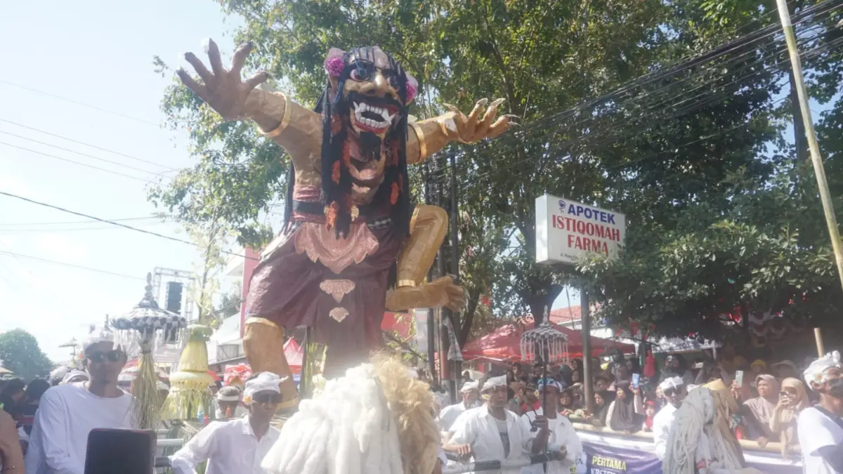 Kirab budaya sebagai wujud syukur dan sedekah pedagang Pasar Masaran Cawas, Klaten, Sabtu (20/6/2026). (Angga Purenda/Radar Solo)