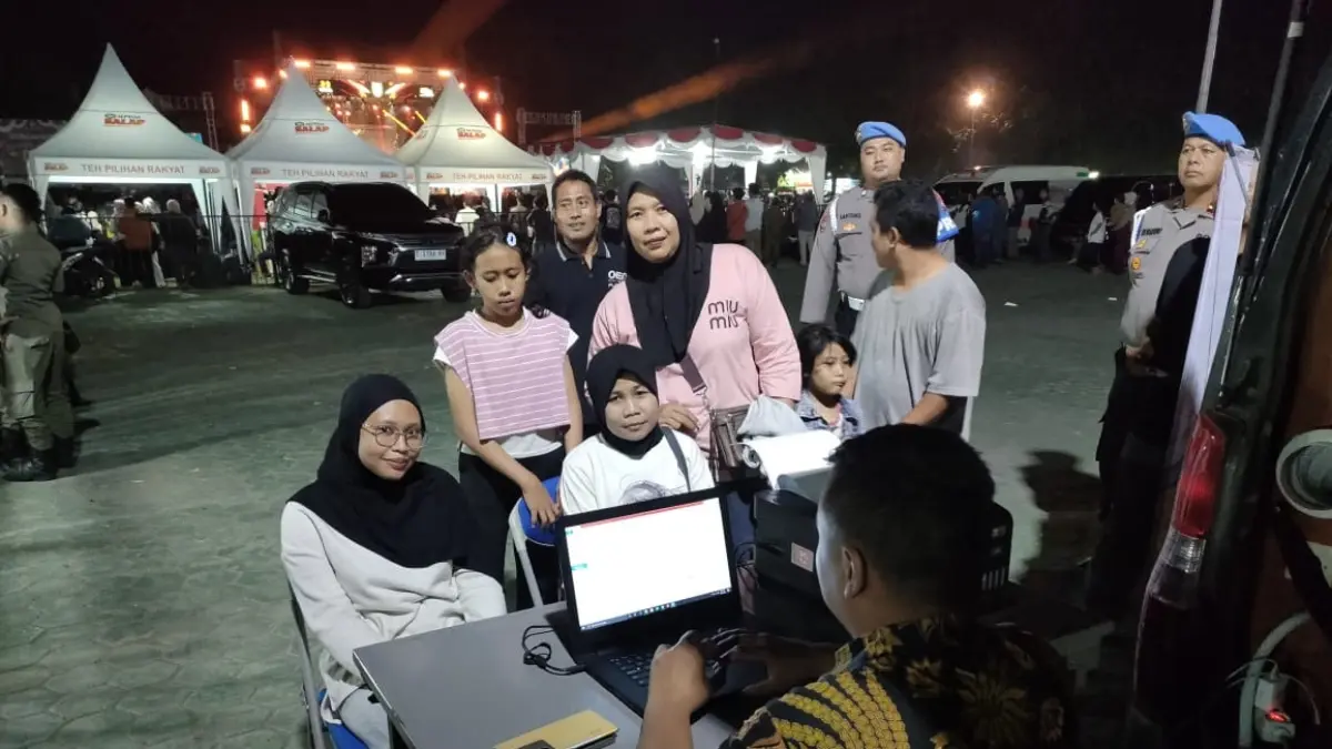 Masyarakat mengakses layanan SPKT Keliling di Alun-Alun Satya Negara Sukoharjo, Sabtu malam (20/6). (IWAN KAWUL/RADAR SOLO)