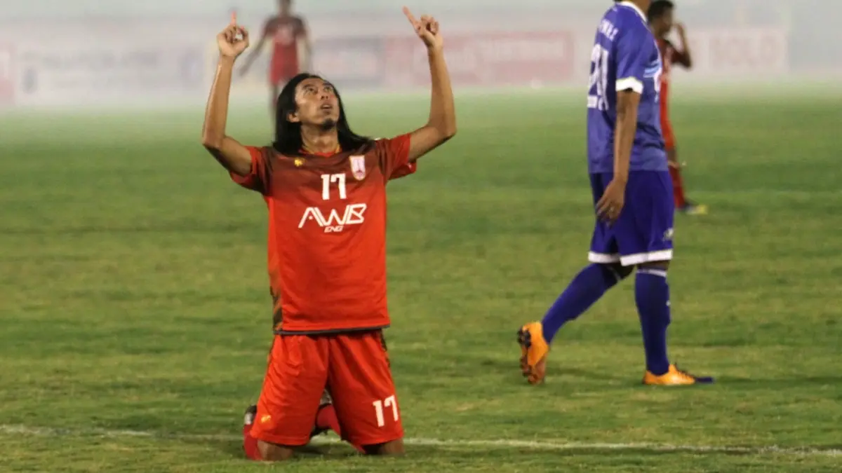 PANUTAN: Ferryanto Eko Saputro saat melakukan selebrasi usaimencetak gol untuk Persis Solo saat melawan PSCS Cilacap di Stadion Wijayakusuma, Cilacap, 2015 silam. (NIKKO&nbsp;AUGLANDY/RADAR&nbsp;SOLO) 