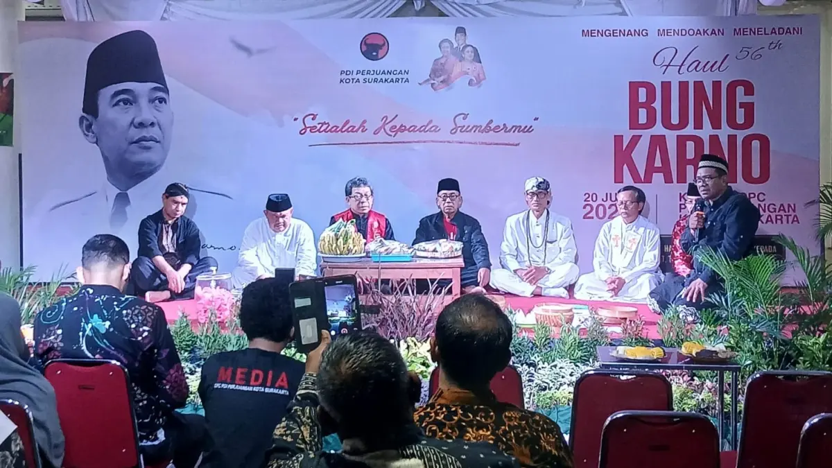 Peringatan Haul Bung Karno ke-56 yang berlangsung khidmat di Kantor DPC PDI Perjuangan Solo, Sabtu (20/6/2026) malam. (DAMIANUS BRAM/RADAR SOLO)