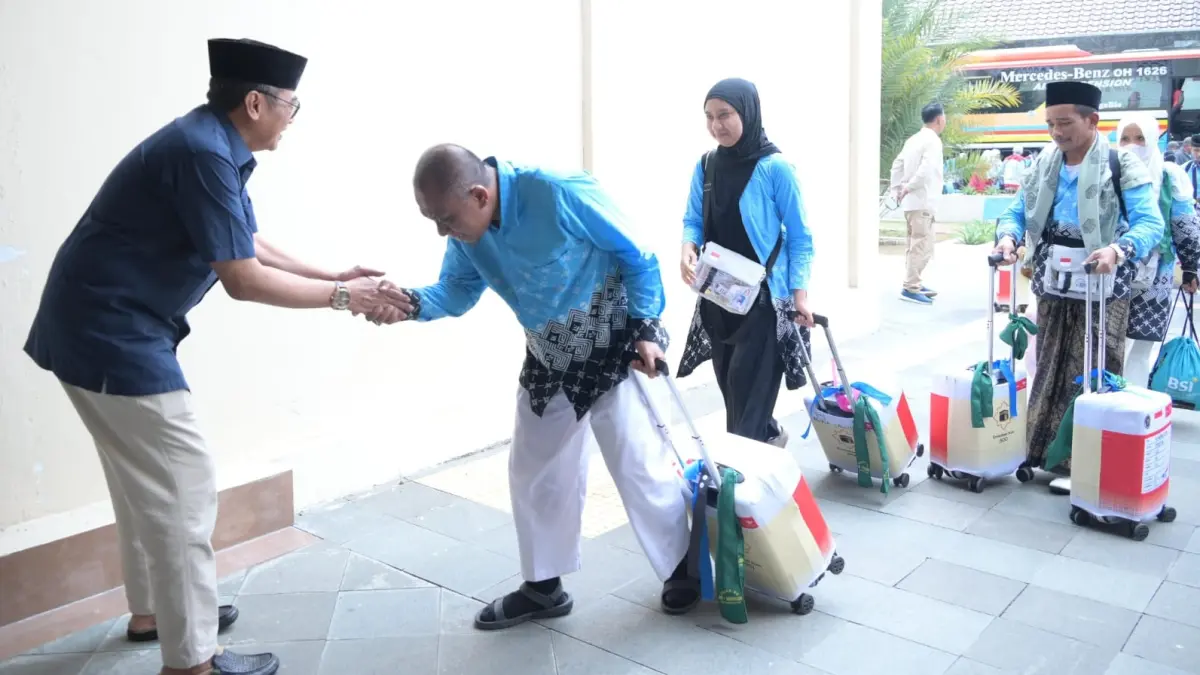 Sekda Karanganyar Kurniadi Maulato menyambut jamaah haji di Masjid Madhaniyah, Minggu (21/6/2026) siang. (Rudi Hartono/Radar Solo)