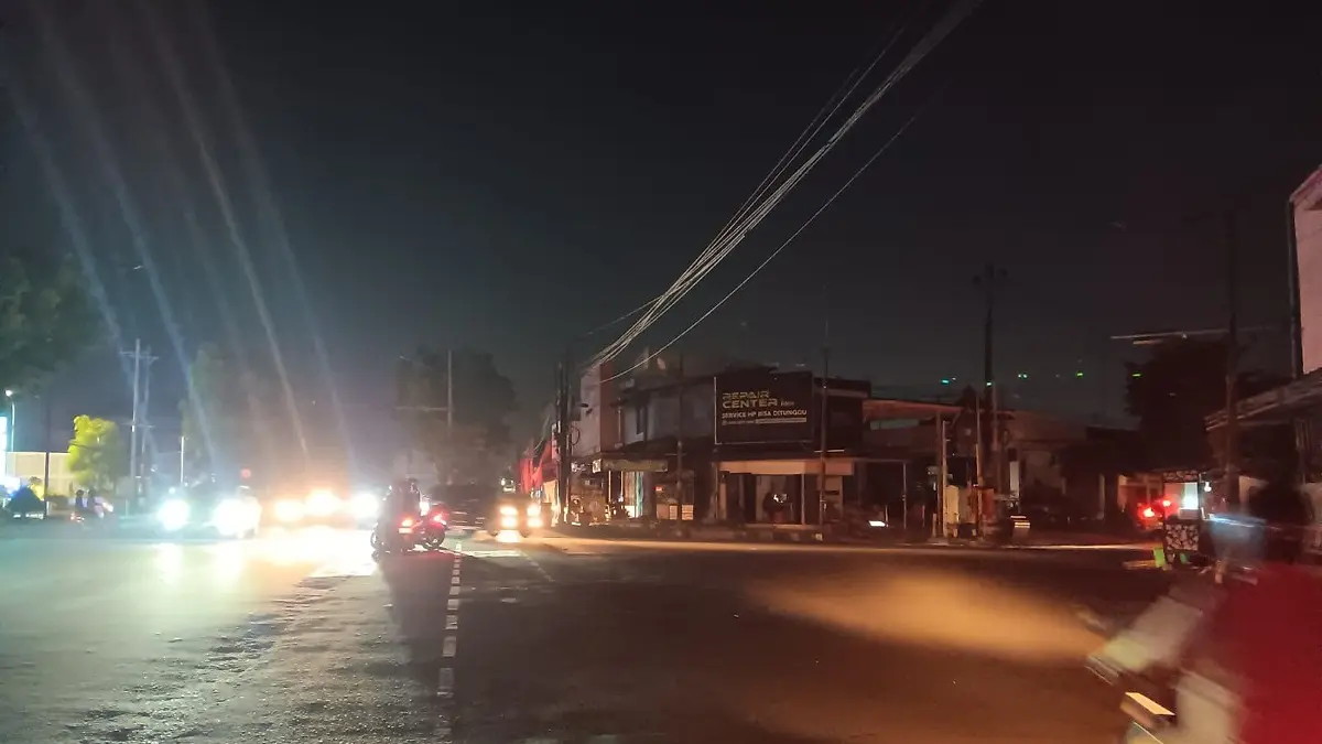 Suasana simpang tiga Ngingas, Klaten Utara saat dilanda pemadaman listrik yang membuat lampu lalu lintas tidak berfungsi, Sabtu (20/6/2026) malam. 