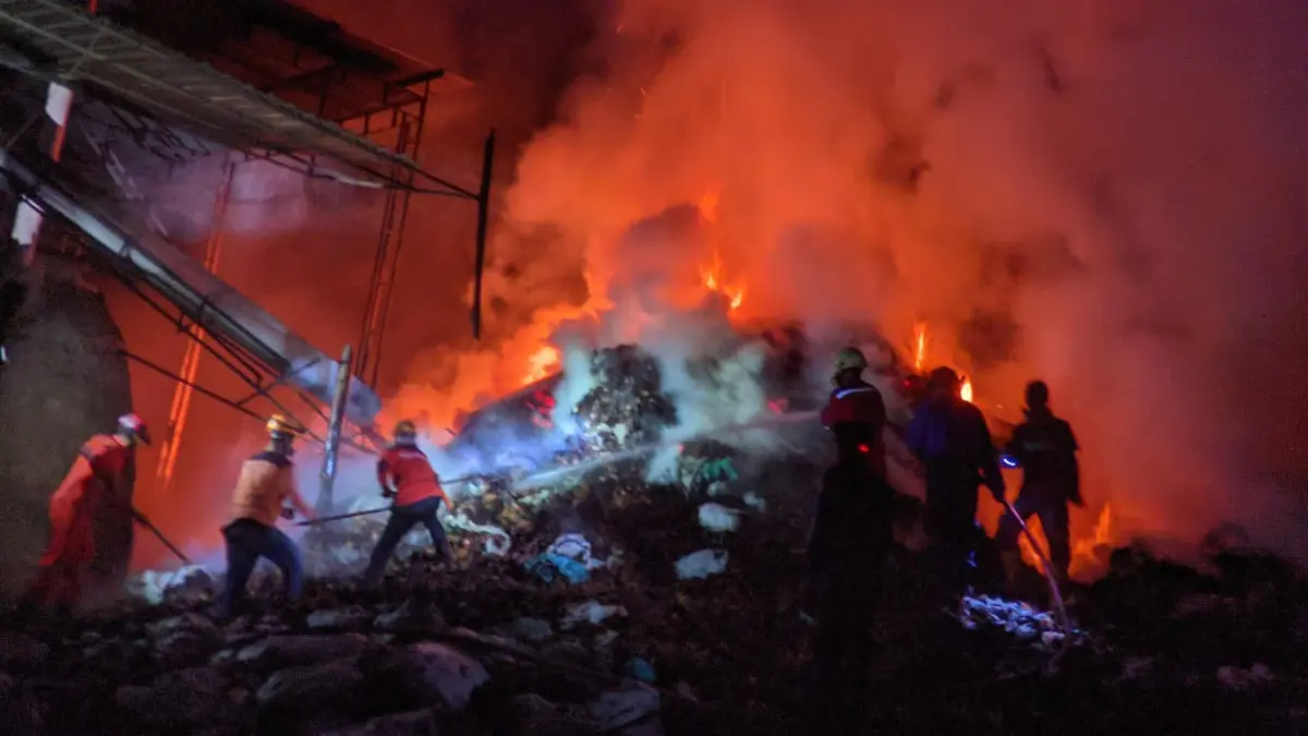Tim damkar kerja keras padamkan api di tempat pembuatan arang batok di Koncang RT 02/RW 10, Desa Bangsri, Kecamatan Karangpandan, Karanganyar pada Sabtu malam (20/6/2026). (Rudi Hartono/Radar Solo) 