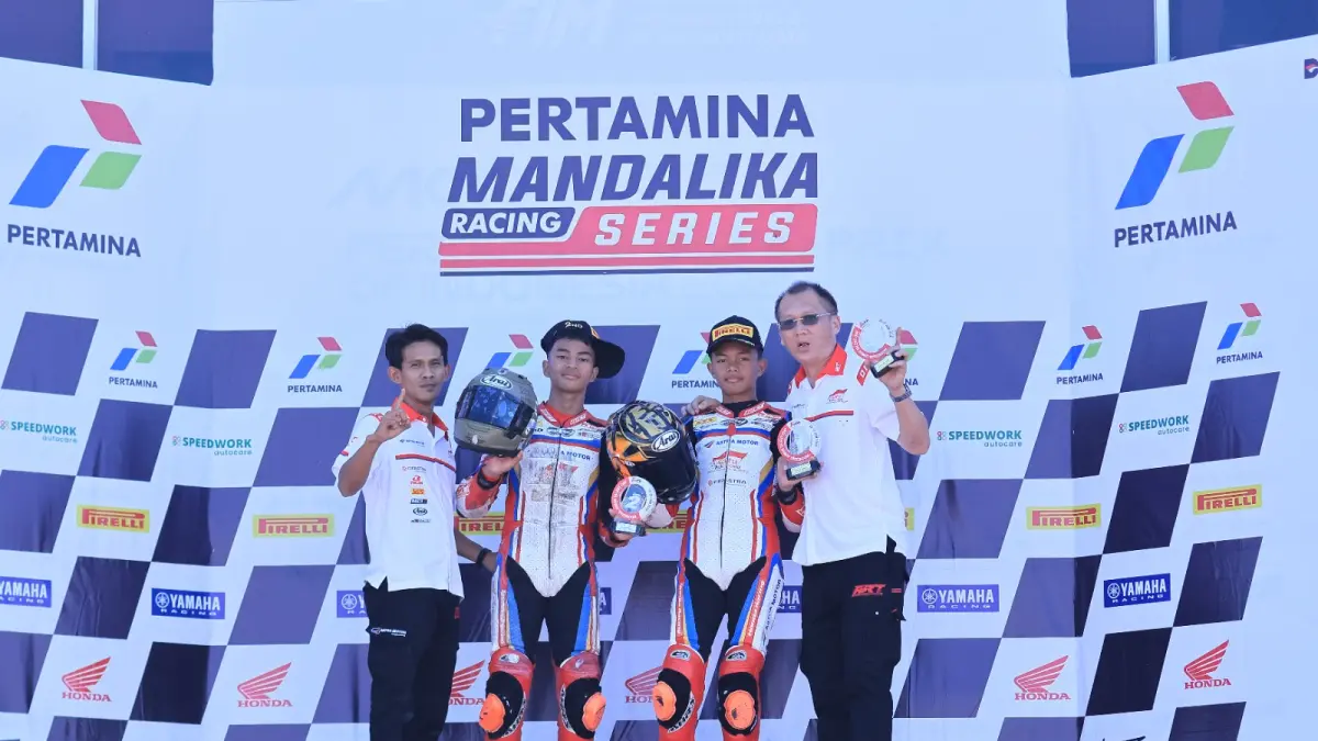 Di kelas Junior 250cc tim ART juga berhasil menambah koleksi dengan perolehan podium 3 oleh Nabil Sahzena (kedua dari kanan) saat race 1 hari sabtu. Lalu disusul oleh Azel Savero (ketiga dari kanan) yang juga sumbang podium dengan finish ke 2 hari minggu di kelas tersebut.