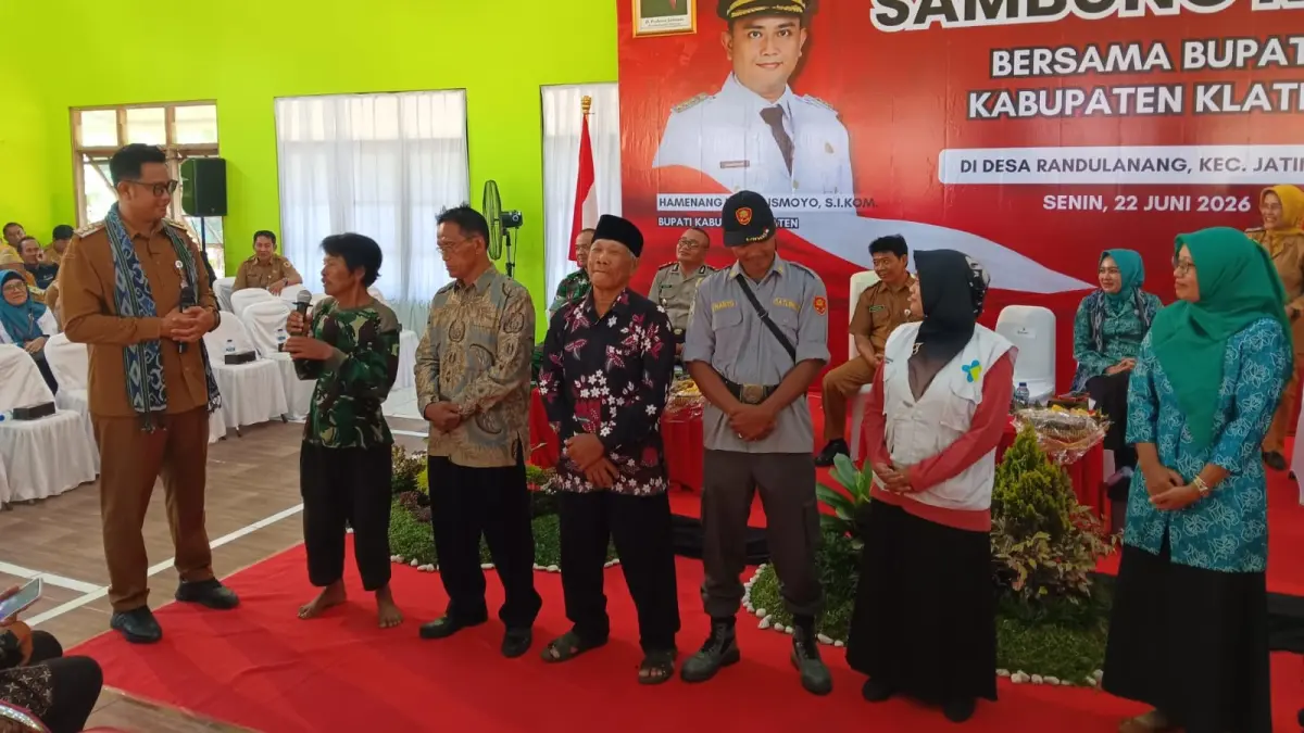 Bupati Klaten Hamenang Wajar Ismoyo menyerap aspirasi masyarakat di Desa Randulanang, Kecamatan Jatinom, Klaten lewat program Sambung Rasa, Senin (22/6/2026). (Angga Purenda/Radar Solo)