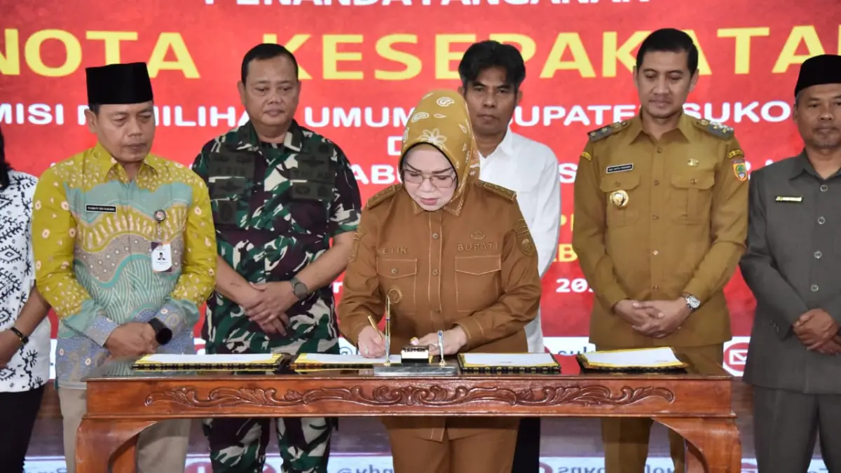 Bupati Sukoharjo Etik Suryani tanda tangani MoU antara Pemkab dengan KPU Sukoharjo di Graha Satya Praja, Senin (22/6). (IWAN KAWUL/RADAR SOLO)
