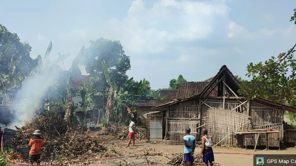 Damkar Boyolali padamkan api yang membakar rumpun bambu di Dusun Karangmojo RT 01/RW 04, Desa Teras, Kecamatan Teras, Senin (22/6/2026) siang. (DOK.DAMKAR BOYOLALI)