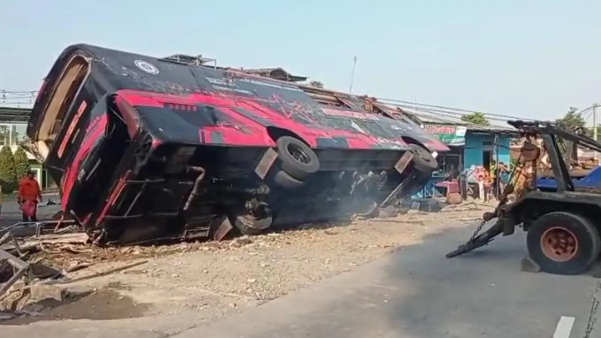 Kecelakaan tunggal Bus Sumber Berlian Jaya di Jalan Karangpandan-Ngargoyoso, tepatnya di depan warung Mbak Ning, Dusun Drojo, Kelurahan Puntukrejo, Kecamatan Ngargoyoso, Kabupaten Karanganyar, Senin (22/6) dini hari. (ISTIMEWA)