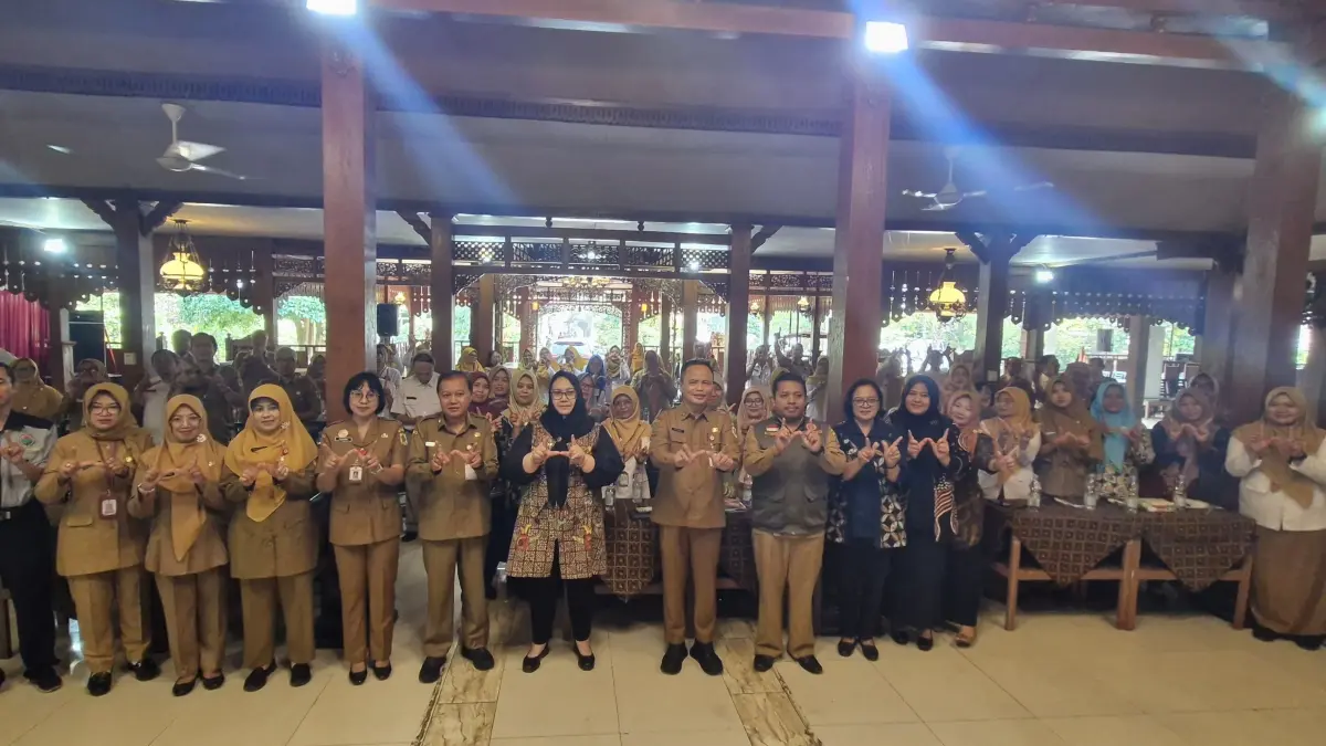 Ketua TP Posyandu Wonogiri Sri Rahayuningsih Setyo Sukarno (tengah) hadiri kegiatan Optimalisasi Pelaksanaan Posyandu 6 SPM di Wonogiri, Senin (22/6/2026). (IWAN ADI/RADAR SOLO)