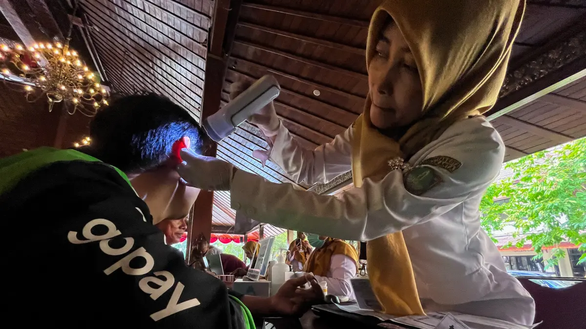 Pengemudi ojol jalani pemeriksaan kesehatan di Balai Kota Solo, Senin kemarin (22/6). (M. Ihsan/Radar Solo) 