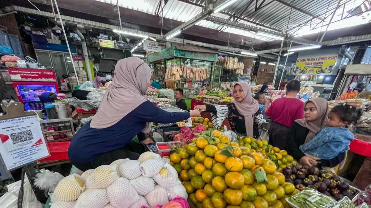 Pengunjung membeli buah segar di Pasar Gede Solo, Senin (22/6). (M. IHSAN/RADAR SOLO)