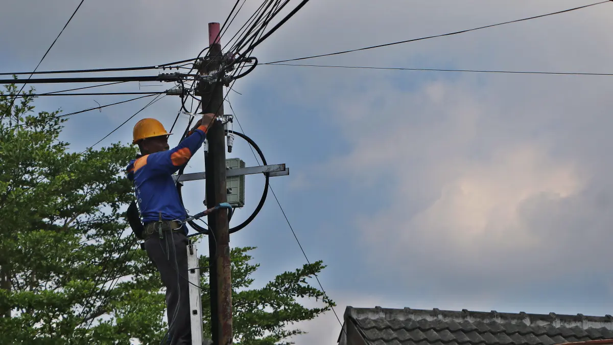 PLN tengah memperbaiki instalasi listrik di daerah Serengah, Kota Solo. (Arief Budiman/Radar Solo)