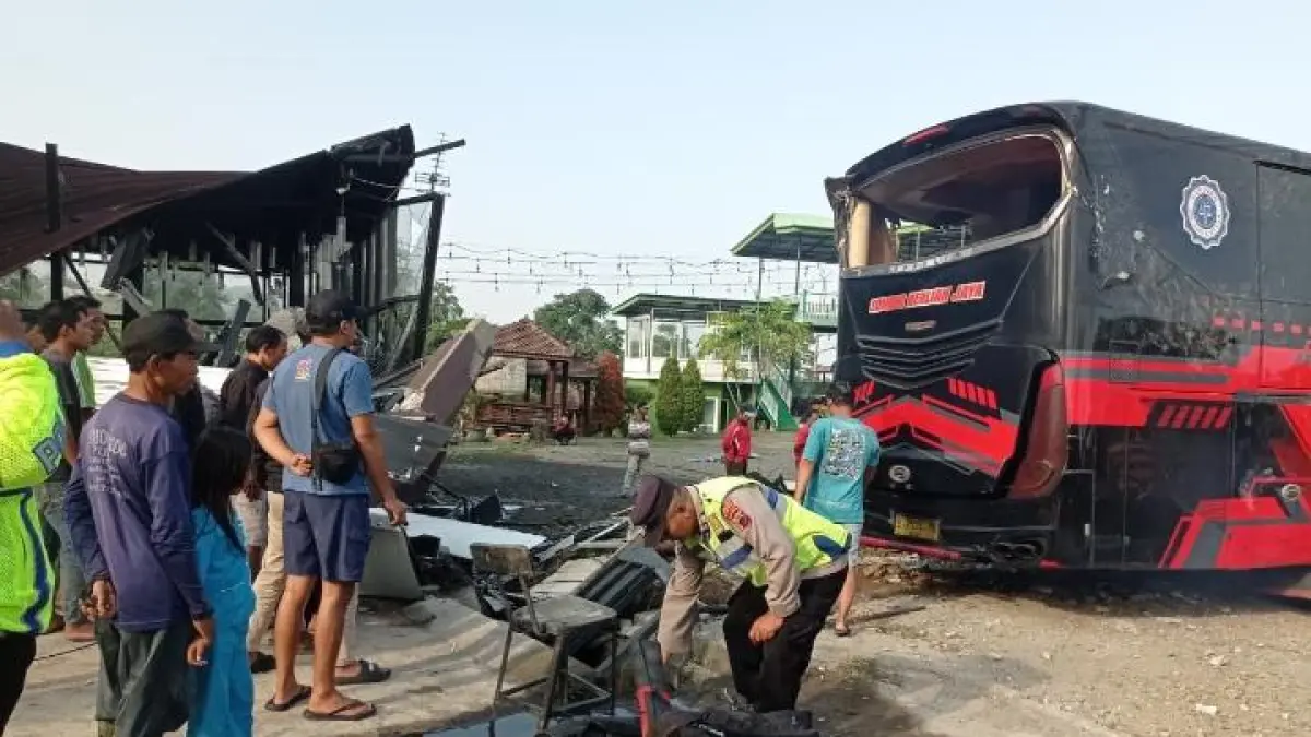 Polisi olah lakukan olah TKP kecelakaan tunggal Bus Sumber Berlian Jaya di Jalan Karangpandan-Ngargoyoso, tepatnya di depan warung Mbak Ning, Dusun Drojo, Kelurahan Puntukrejo, Kecamatan Ngargoyoso, Kabupaten Karanganyar, Senin (22/6) dini hari. (ISTIMEWA)