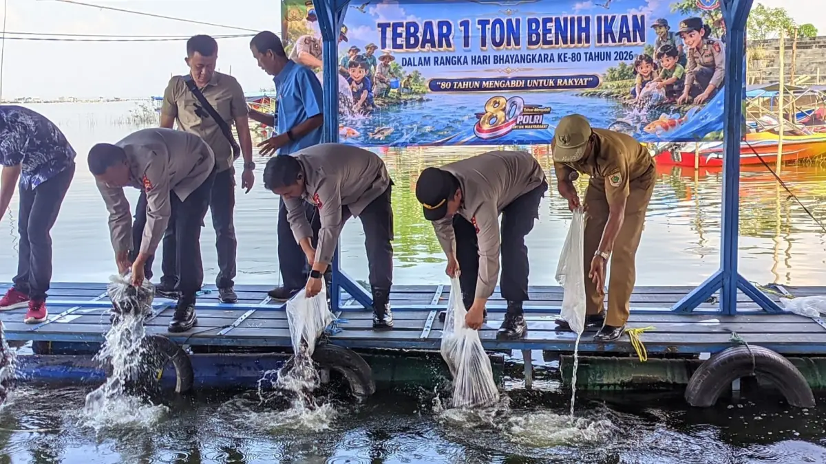 Polres Wonogiri lepas 1 ton indukan ikan di perairan Waduk Gajah Mungkur (WGM), Senin (22/6/2026). (IWAN ADI/RADAR SOLO)