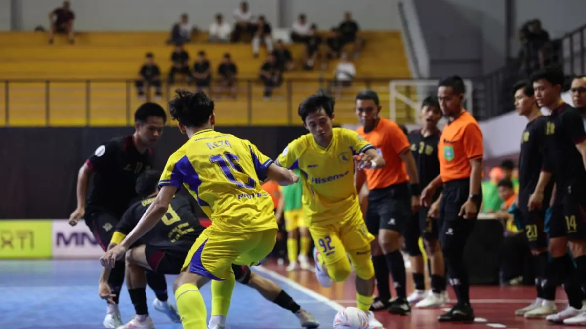 Proton FC (Jersey Kuning) Berhasil menaklukkan KLN Elit (Jersey Hitam) dengan skor 3-1, Minggu (21/6/2026) dan berhak melaju ke babak Grand Final PFL 2. (Dokumentasi KFI)