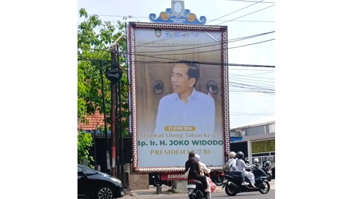 Salah satu baliho ucapan selamat ulang tahun untuk Jokowi yang dipasang Diskominfo SP Solo di kawasan Tugu Lilin, Senin (22/6/2026). (DAMIANUS BRAM/RADAR SOLO)