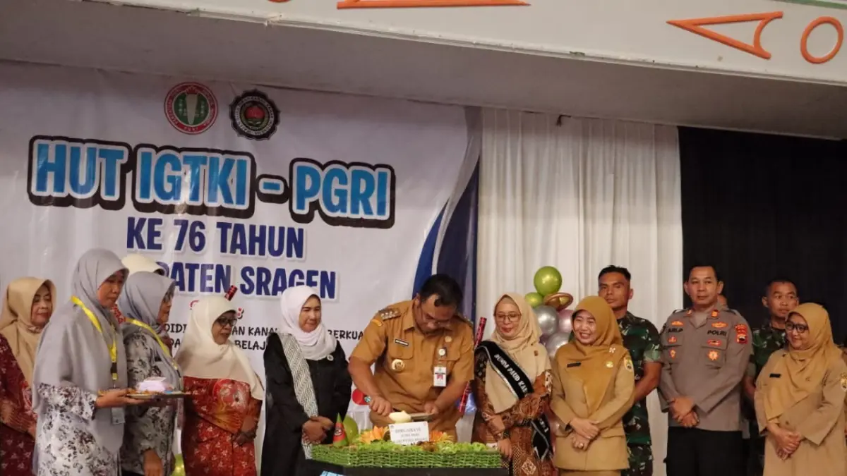 Bupati Sragen Sigit Pamungkas potong tumpeng dalam peringatan HUT Ke-76 IGTKI Sragen, Rabu (23/6/2026). (Ahmad Khairudin/Radar Solo)