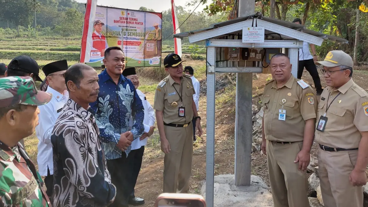 Bupati Wonogiri Setyo Sukarno (tiga dari kanan) hadiri serah terima bantuan sumur pantek dari PMI Wonogiri. (IWAN ADI/RADAR SOLO)