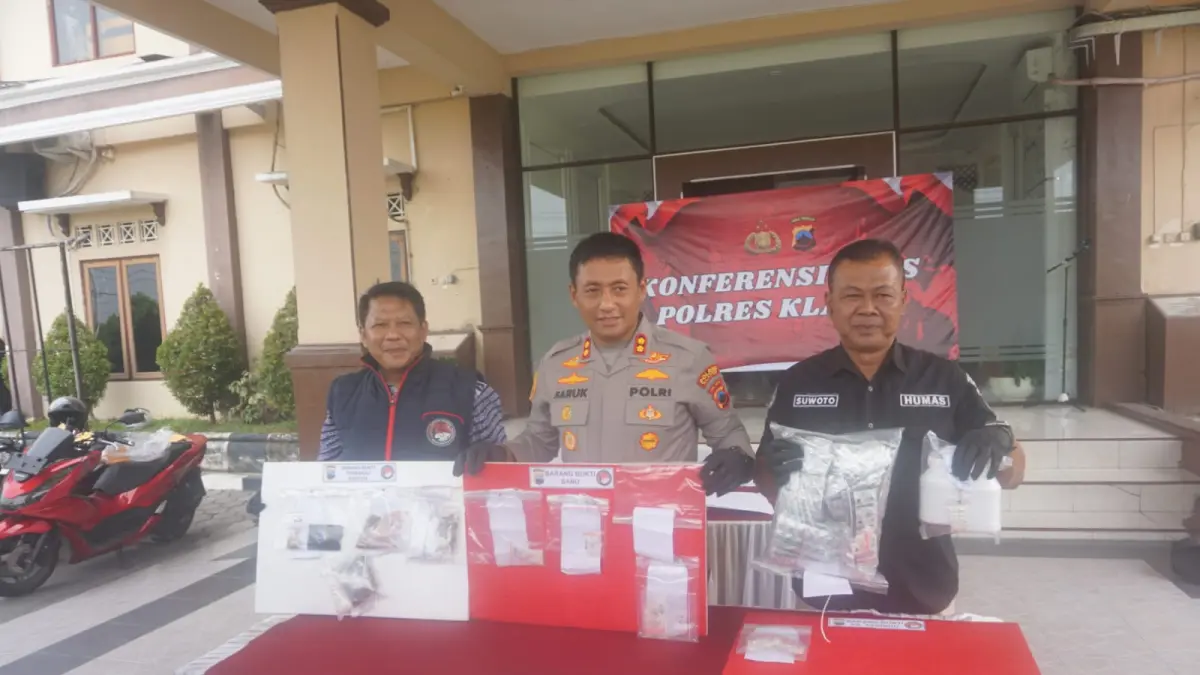 Jajaran Polres Klaten saat memperlihatkan barang bukti narkoba yang berhasil diamankan dari tangan pelaku di Mapolres Klaten, Selasa (23/6/2026). (ANGGA PURENDA/RADAR SOLO) 