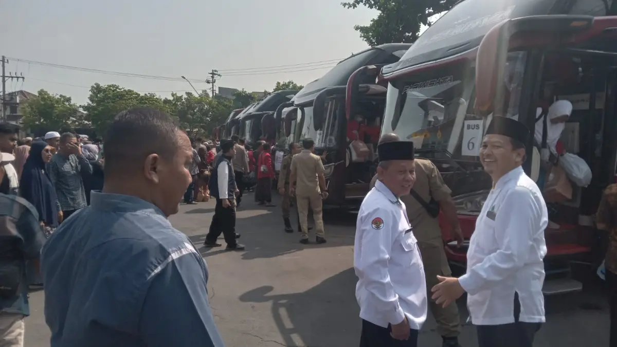  Kedatangan jamaah haji Kloter 63 asal Kabupaten Sukoharjo di halaman kantor Sekretariat Daerah (Setda) Sukoharjo, Selasa pagi (23/6). (Iwan Kawul/Radar Solo)