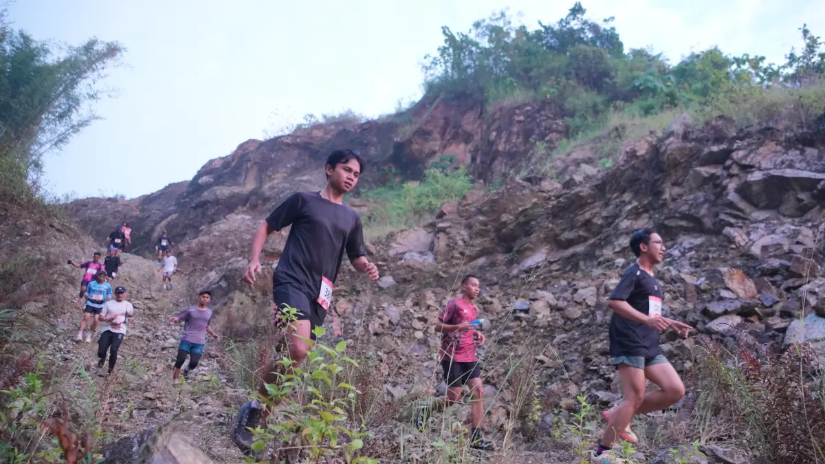 Kegiatan Run To Geopark Klaten sebagai langkah memperkuat ekosistem pendukung dan mengenalkan potensi perbukitan purba Bayat ke masyarakat luas. (Dokumentasi Diskominfo Klaten) 