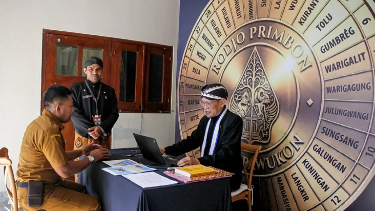 Lapak primbon Jawa hadir dalam Festival Jawa-Jawi, dalam rangkaian Pekan Kebudayaan di Dalem Joyokusuman, Selasa-Sabtu (28/6). (M IHSAN/RADAR SOLO)