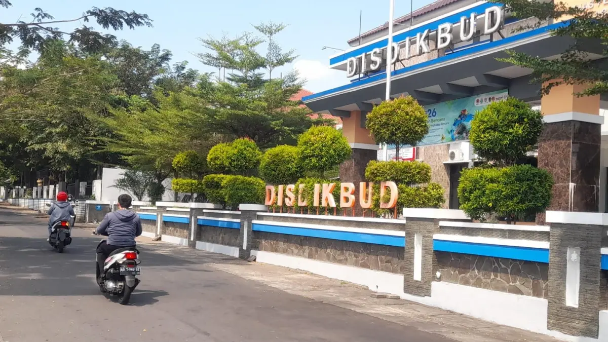 Pengendara melintas di kantor Disdikbud Kabupaten Karanganyar. (Rudi Hartono/Radar Solo)