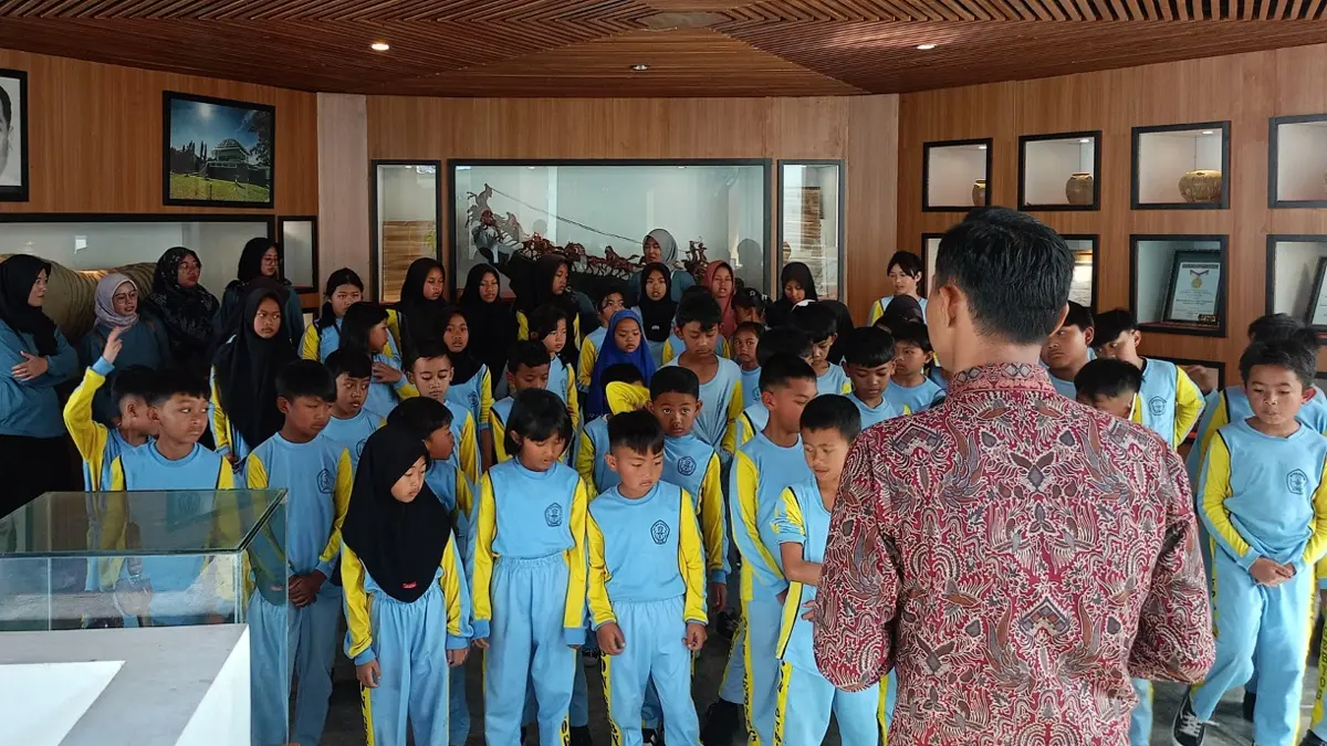 Rombongan murid TK menyimak penjelasan petugas Museum R. Halong Wardoyo Boyolali terkait beragam koleksi museum. (ABDUL KHOFID/RADAR SOLO) 