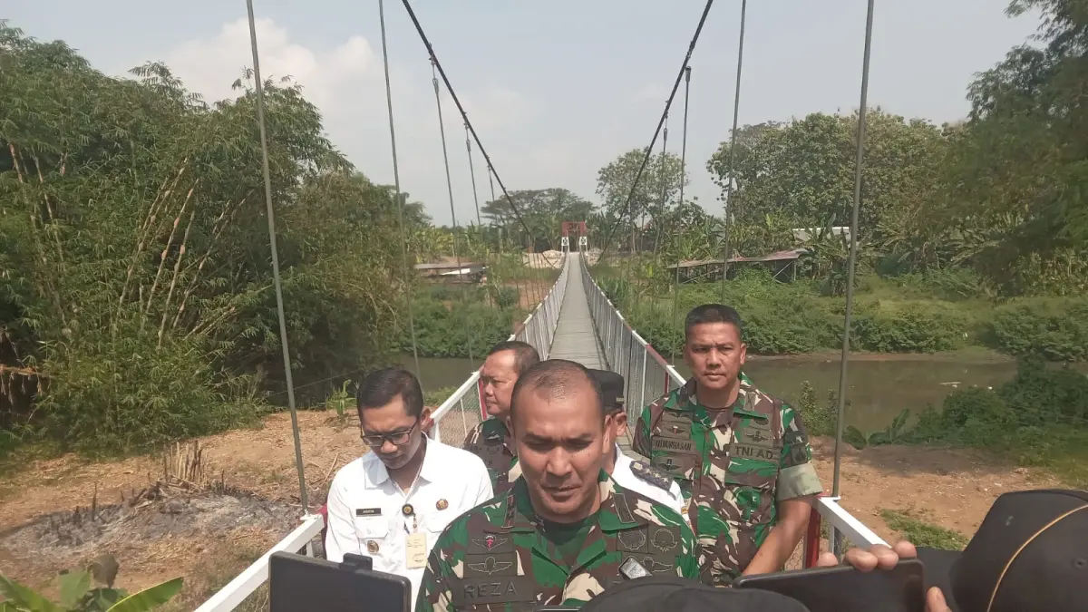 Dandim 0726/Sukoharjo Letkol Inf Reza Syahputra resmikan Jembatan Garuda di Tawangsari, Rabu (24/6). (IWAN KAWUL/RADAR SOLO)