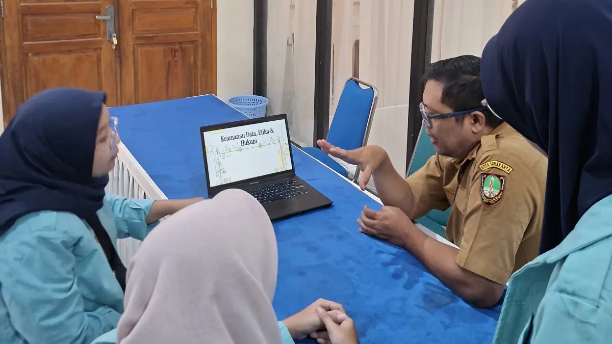 Mahasiswa KKN UNS memberikan penjelasan terkait konsep dasar AI kepada guru di SMPN 10 Solo.