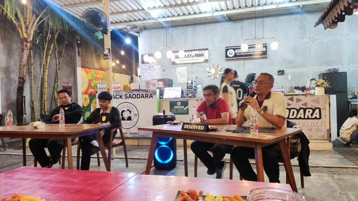 Manajemen Persis Solo saat menjelaskan program tim musim ini di depan suporter dan awak media. (Hernindya Jalu/Radar Solo) 