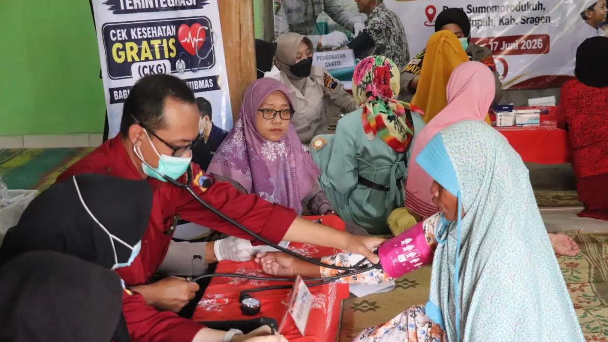 Melalui kegiatan Bakti Kesehatan Presisi, Polres Sragen memberikan layanan pemeriksaan kesehatan gratis kepada anak yatim serta warga dhuafa di Desa Somomorodukuh, Kecamatan Plupuh, Kabupaten Sragen.