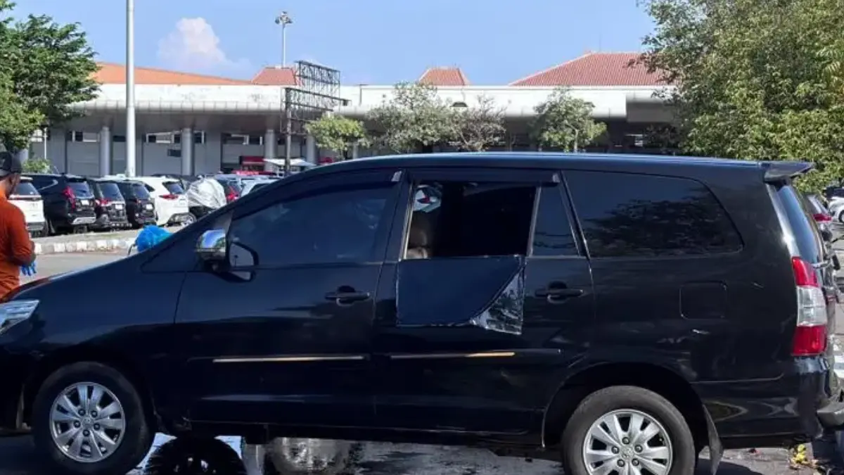 Mobil dinas Pemkab Bangkalan tempat ditemukannya mayat RYS di parkiran Banda Juanda Sidoarjo.