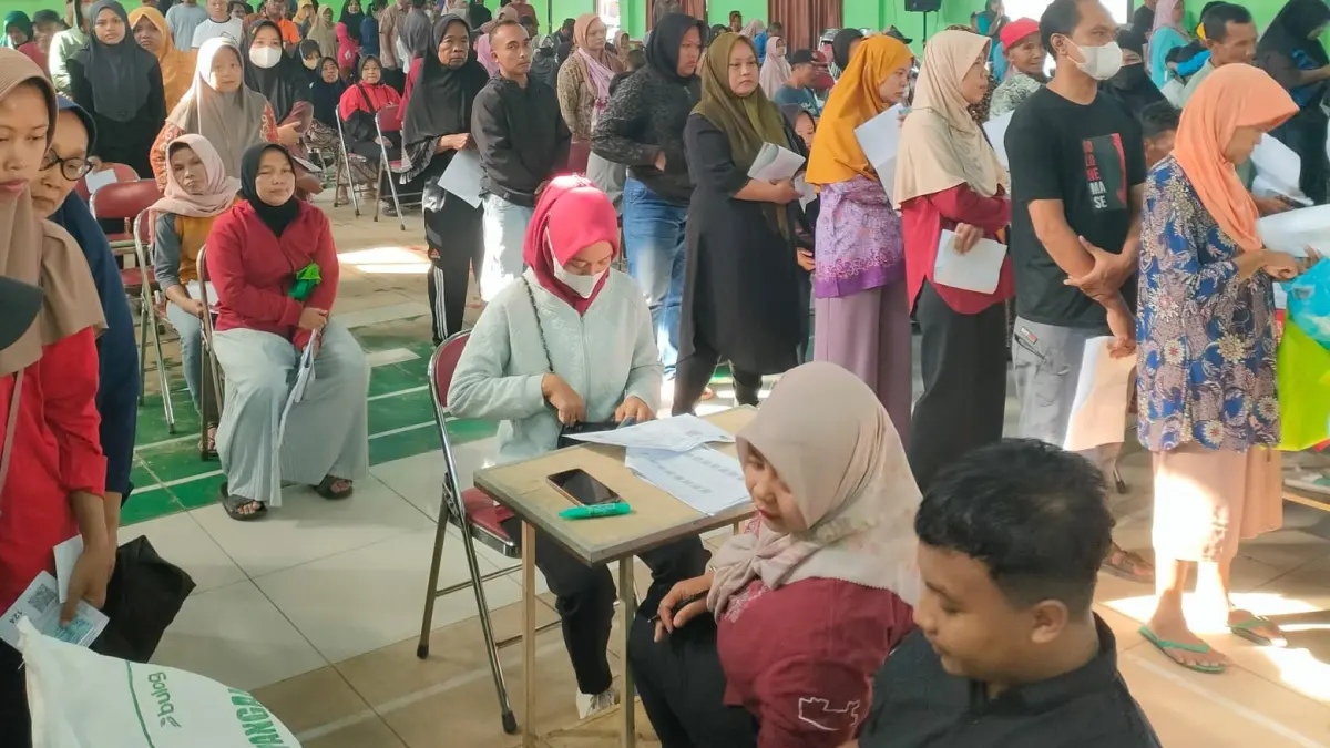Sejumlah warga di Kelurahan Lalung saat mengembalikan minyak bantuan pangan. (Rudi Hartono/Radar Solo) 