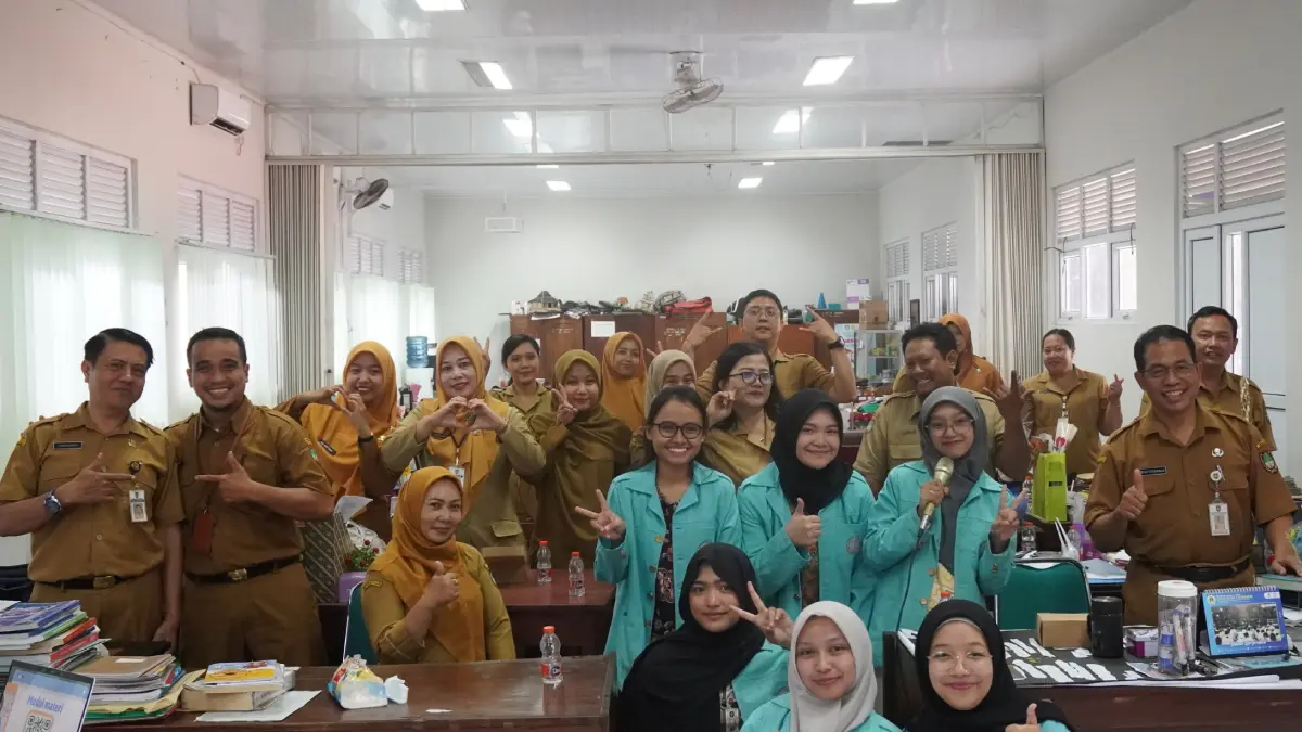 Tim KKN Sains Data UNS saat menggelar edukasi pemanfaatan AI di SMPN 10 Solo.