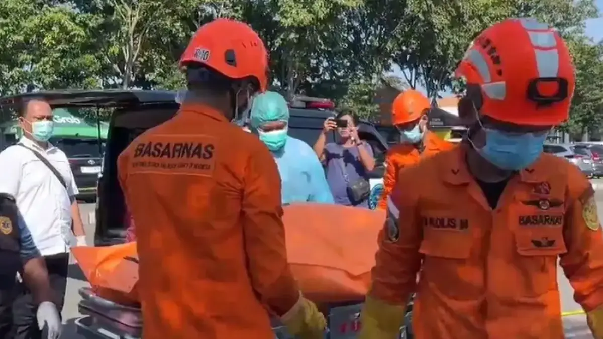 Tim SAR mengevakuasi jasad perempuan dalam mobil di parkiran Bandara Juanda, Sidoarjo, Rabu (24/6). (JawaPos.com/Humas Basarnas Surabaya)