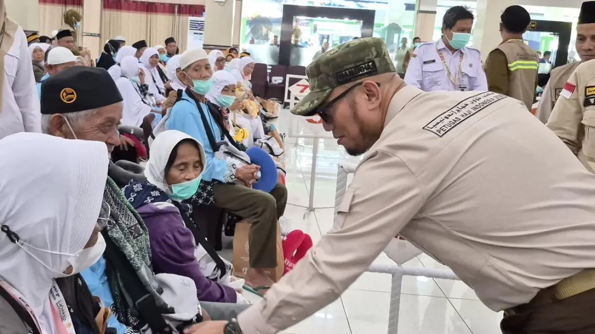 Wakil Menteri Haji dan Umrah Dahnil Anzar Simanjuntak berdialog dengan jemaah haji Kloter 66 di Asrama Haji Donohudan, Ngemplak, Boyolali, Rabu (24/6). (DOK. HUMAS KEMENHAJ) 
