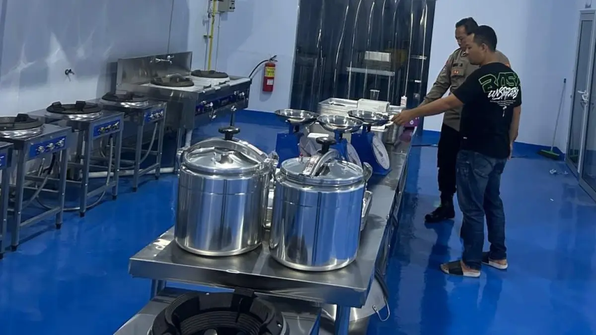 Anggota Polsek Banyudono olah TKP kasus pencurian di SPPG 04 Dukuh Kebon Tutup, RT 21 RW 03, Desa Ketaon, Kecamatan Banyudono, Kabupaten Boyolali, Selasa (23/6). (ISTIMEWA) 